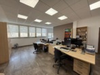 Büro - Gewerbegrundstück nur komplett anzumieten mit drei Hallen und Büro- HR 3758