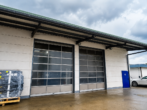 Hallentore - Gewerbegrundstück mit Halle, offenem Lager, Freifläche und Büro in Bestlage an A 650 – HR 4256